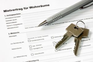 Mietvertrag für Wohnräume mit Stift und Schlüsselbund