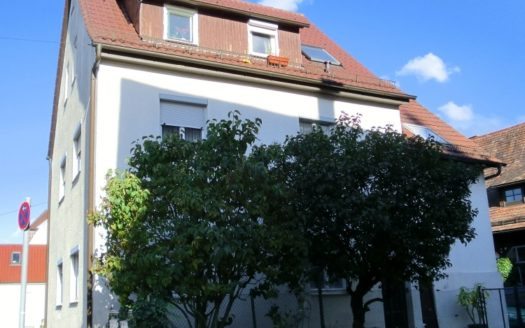 Obstbäume vor einem älteren Mehrfamilienhaus