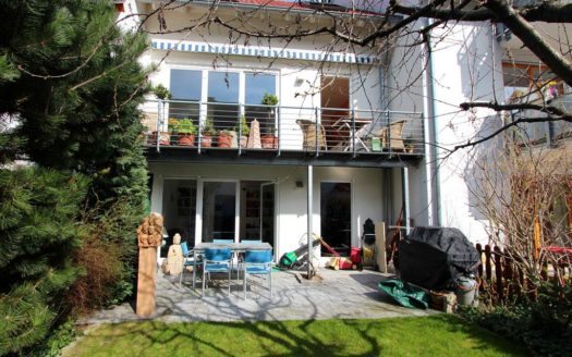 Reihenhaus mit hohen Fenstern und großer Terrasse