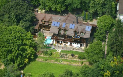 Luftansicht auf Villa mit Swimmingpool und großem Grundstück