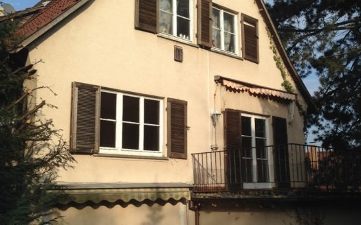 Aussenansicht einer Villa mit Balkon