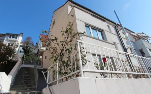 Treppenaufgang zu rosafarbenem Mehrfamilienhaus