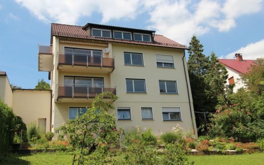 Mehrfamilienhaus mit zwei Balkonen, Dachgaube und Souterrain