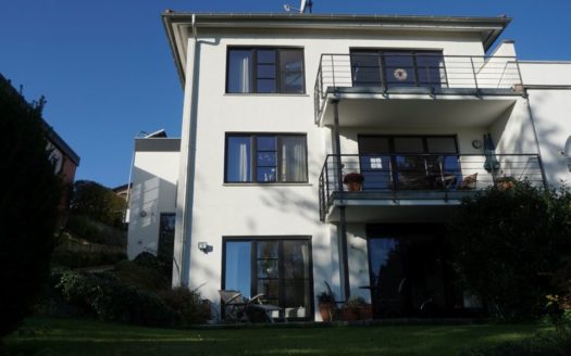 Ansicht auf modernes Haus mit zwei Balkonen und 2 Terrassen