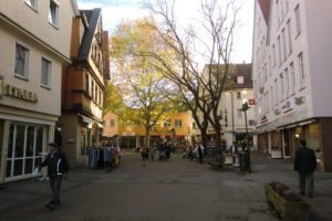 Fußgängerzone mit Menschen