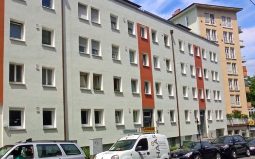 Aussenansicht Wohngebäude mit vielen Fenstern