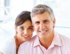 Lächelndes Paar mittleren Alters