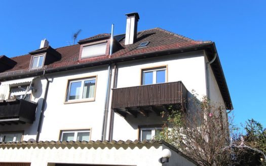 Reihenhaus mit schmalem Balkon und Garage