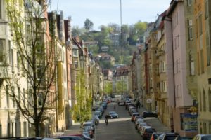 Straße im Heusteigviertel in Stuttgart - Menschen, Autos, Gebäude