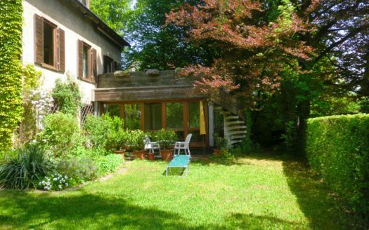 Haus mit großem Garten und Wendeltreppe ins Obergeschoss