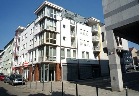 Moderner Wohnungsbau mit Eckfenstern und kleinen Balkonen