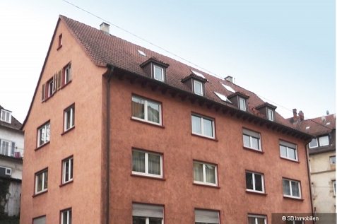 Altrosa Mehrfamilienhaus mit vielen kleinen Doppelfenstern