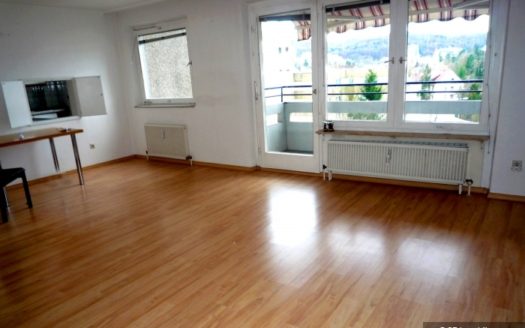 Zimmer mit Durchreiche zur Küche, Balkonzugang und Markise