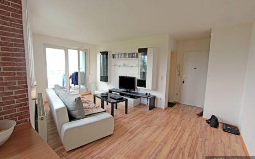 Helles Wohnzimmer mit weißer Couch