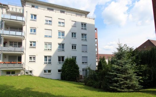 Mehrparteien Wohnhaus mit Balkonen und Dachterrasse