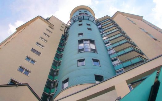 Wohnhaus mit blau gestrichenem, runden Turm in der MItte