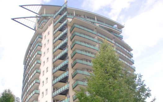 Mehrstöckiges Wohnhaus mit durchgängigen Balkonen