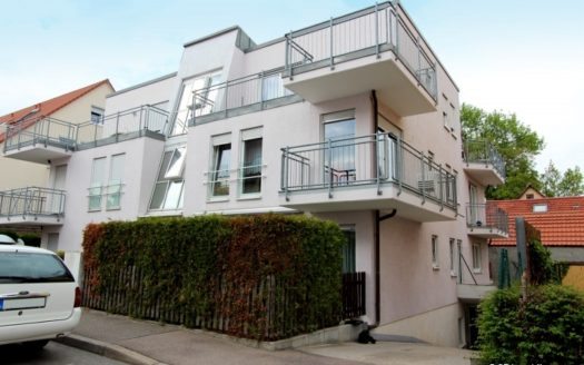 Modernes Wohnhaus mit schrägem Treppenhaus und Eckbalkonen