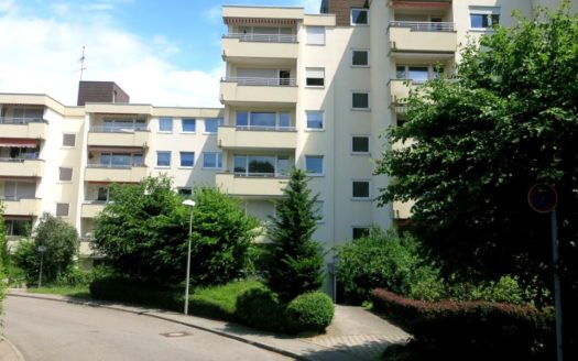 Mehrere Wohngebäude mit Balkonen