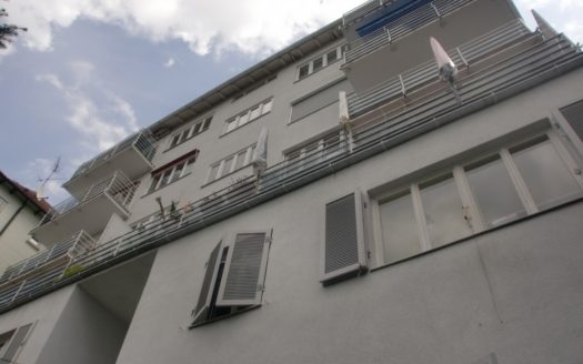 Modernes Wohngebäude mit Etagenbalkonen und länglicher Terrasse