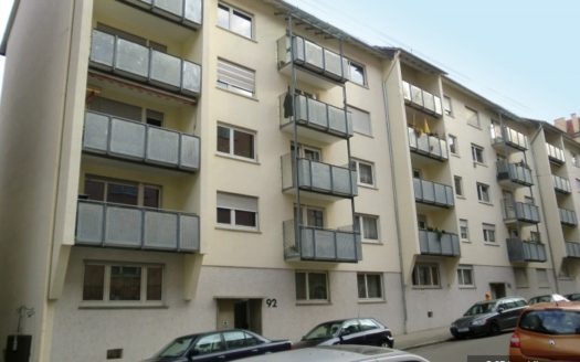 Beiges älteres Wohngebäude mit vielen Balkonen