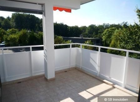 Sonniger Balkon mit Wald im Hintergrund