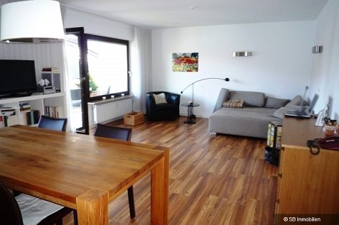 Minimalistisch eingerichtetes kombiniertes Wohn- und Esszimmer