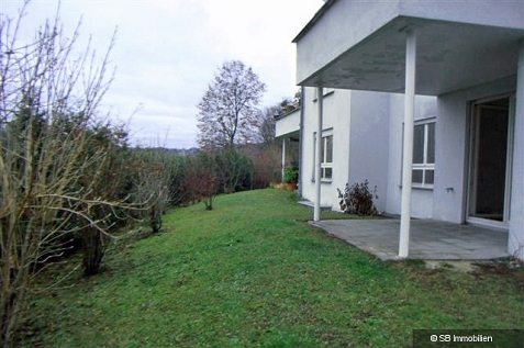 Blick vom Garten auf überdachte Terrasse