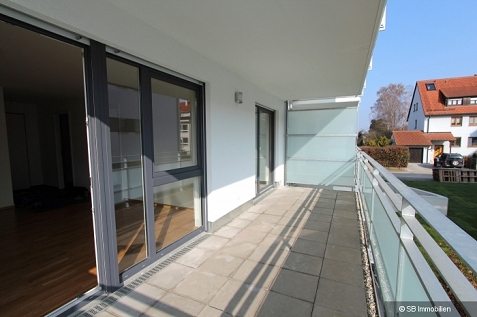 Länglicher Balkon mit Steinboden und Metallgeländer