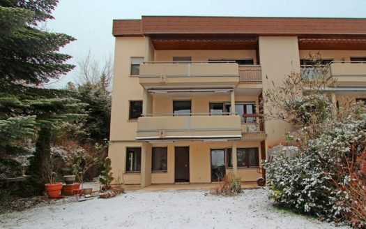 Drei-Parteien Wohnhaus mit Terrasse und zwei Balkonen im Winter