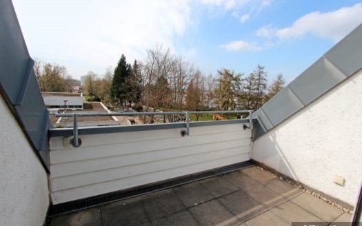 Dachgaube mit Steinplatten und weißem Geländer