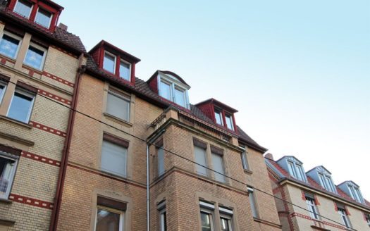 Rote Dachgauben auf Altbau