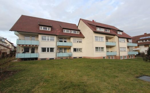 Blick über Garten auf zwei Wohnhäuser mit Dachgauben