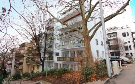 Mehrparteien Wohnhaus mit breiten Balkonen mit Sichtschutz