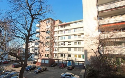 Wohngebäude mit Balkonen und parkenden Autos