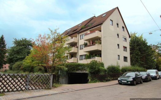 Seitenansicht eines Mehrfamilienhauses mit mehreren Balkonen