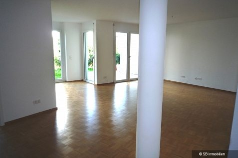 Verwinkelter Raum mit Zimmersäule und Terassenzugang